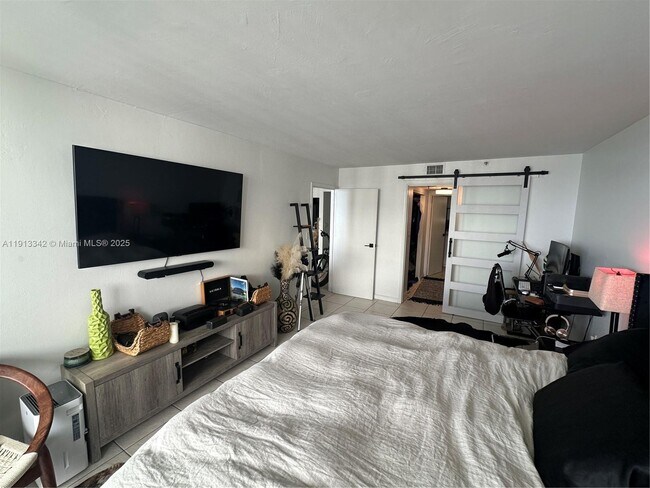 Building Photo - 555 NE 15th St