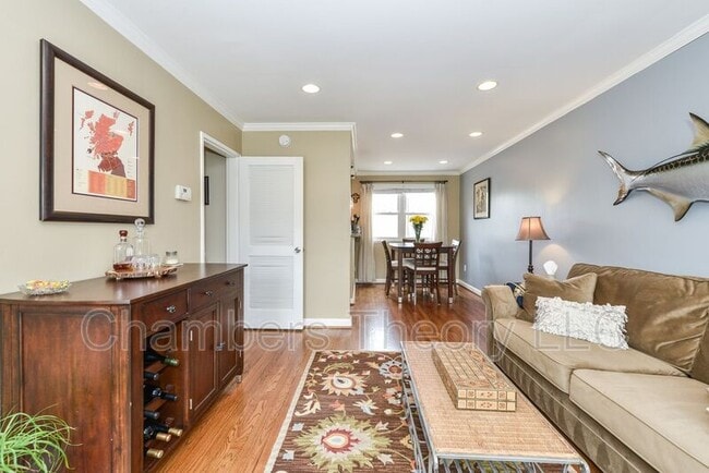 Building Photo - 629 S Henry St