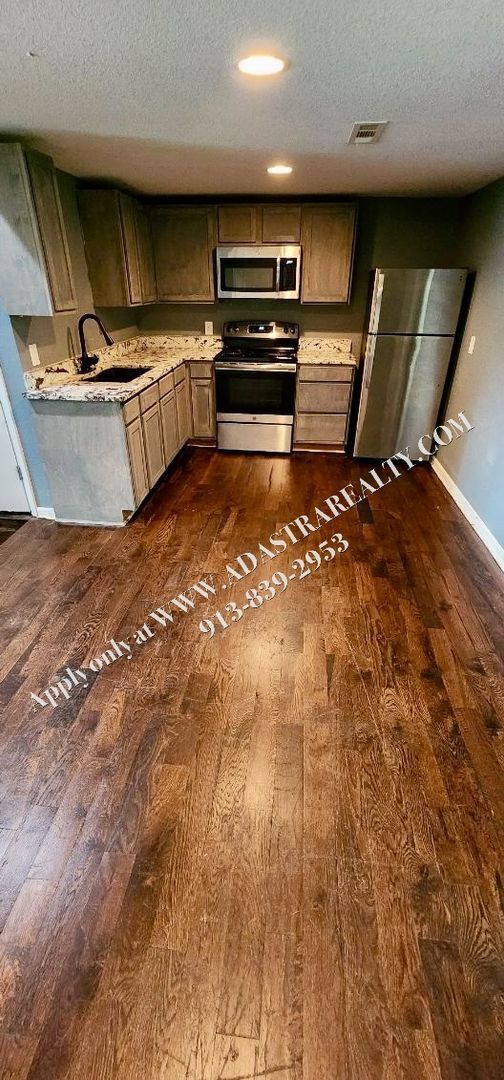 Building Photo - Nice Updated 3 Bed, 1 Bath in KCK-Availabl...