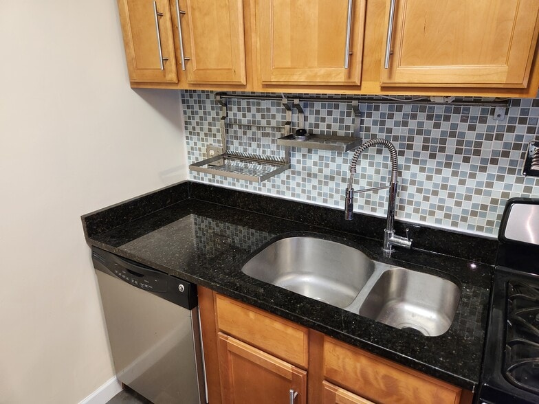 kitchen counter/dishwasher - 1931 N Cleveland St