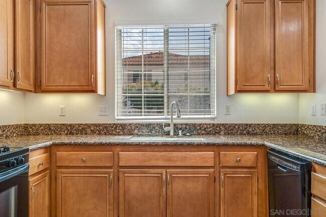 Building Photo - Private end unit townhome!