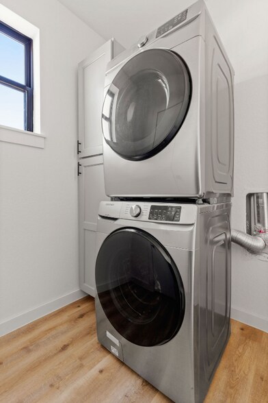 Building Photo - 1619 Lakeshore Dr