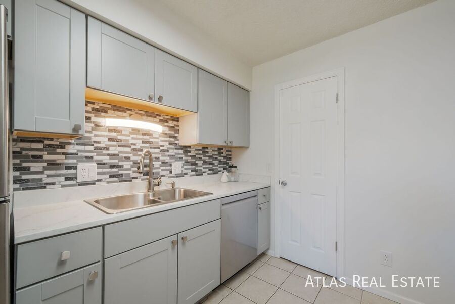 Building Photo - 6540 Delmonico Dr
