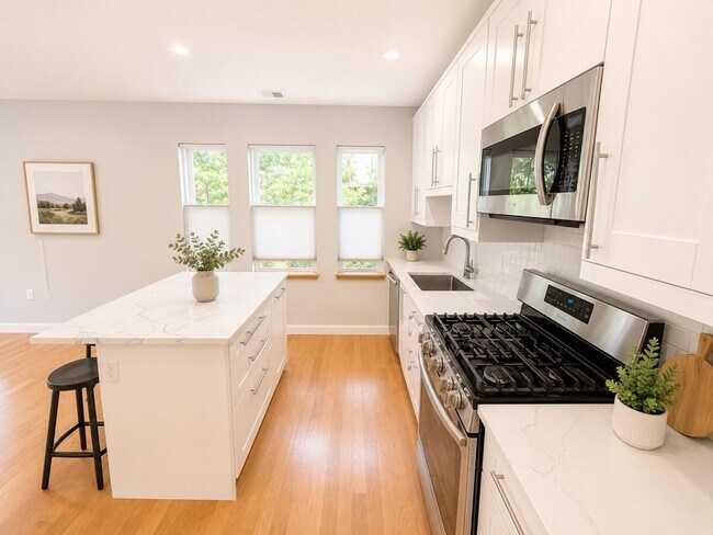 Building Photo - 576 Lagrange St