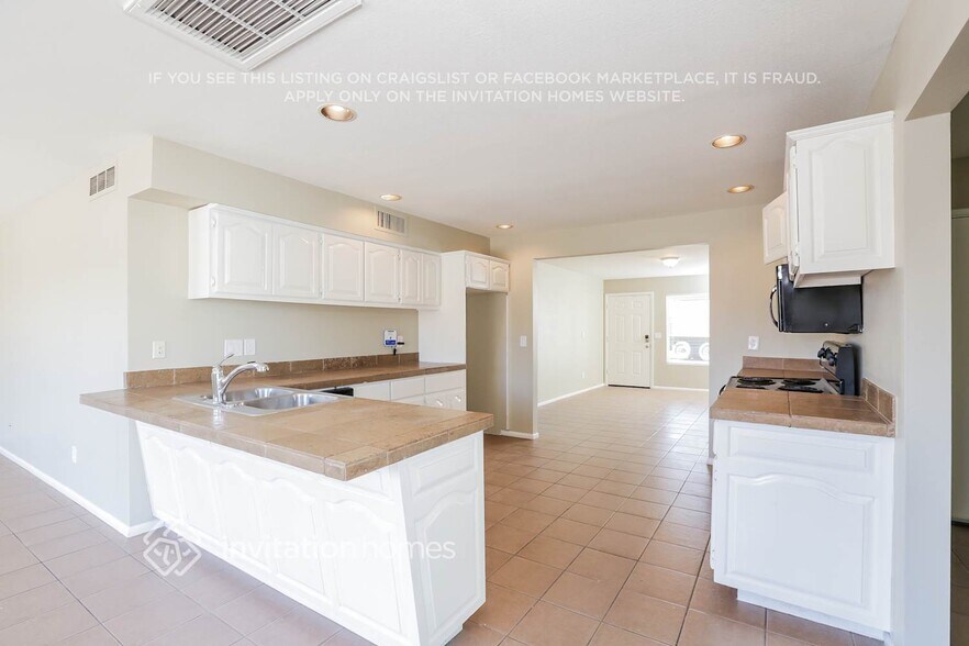 Building Photo - 10902 W Montecito Ave