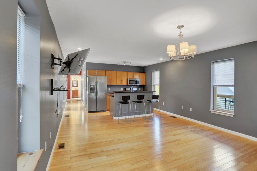 Building Photo - 605 Grace St