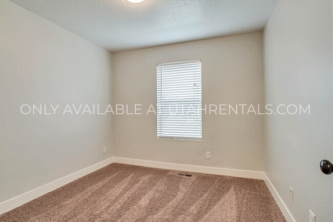 Building Photo - 939 W 175 S