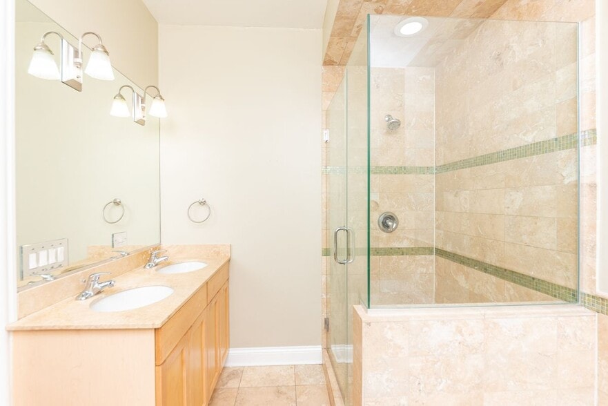 Building Photo - 6217 S Kimbark Ave