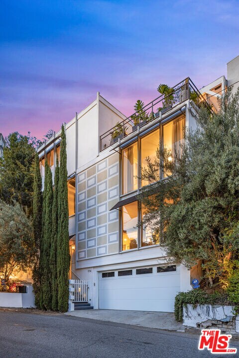 Building Photo - 1714 Sunset Plaza Dr