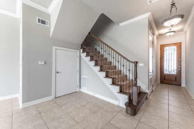 Building Photo - Stunning Townhome