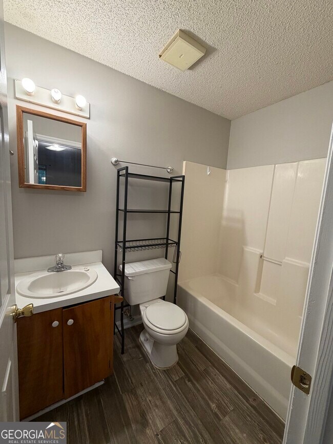 Building Photo - 302 Admiral's Walk Dr