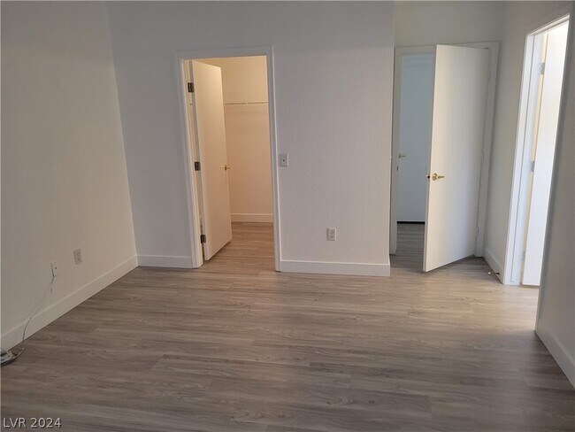 Building Photo - 9605 Sundial Dr