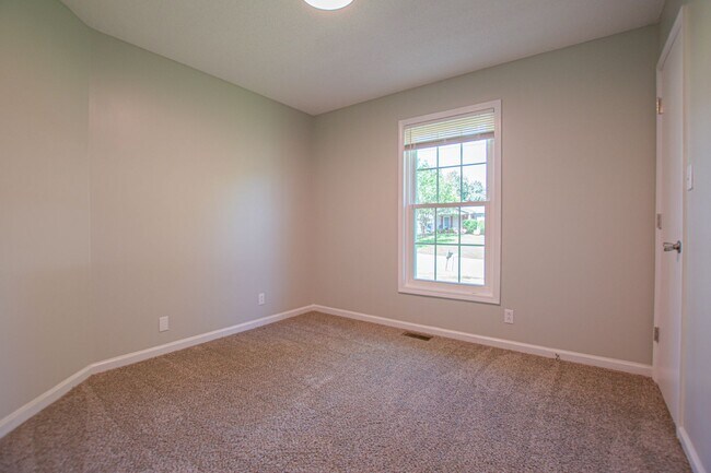Building Photo - Updated Three Bedroom!