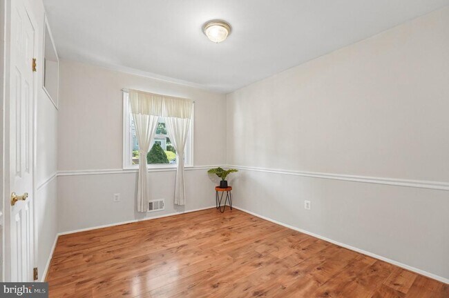 Building Photo - 229 Cabbel Dr