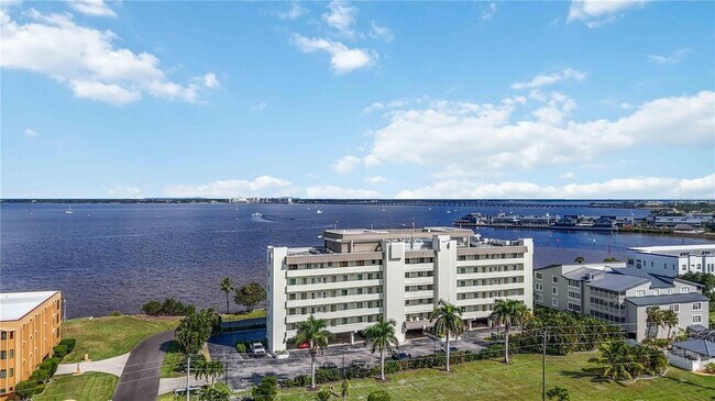 Building Photo - 1500 Park Beach Cir