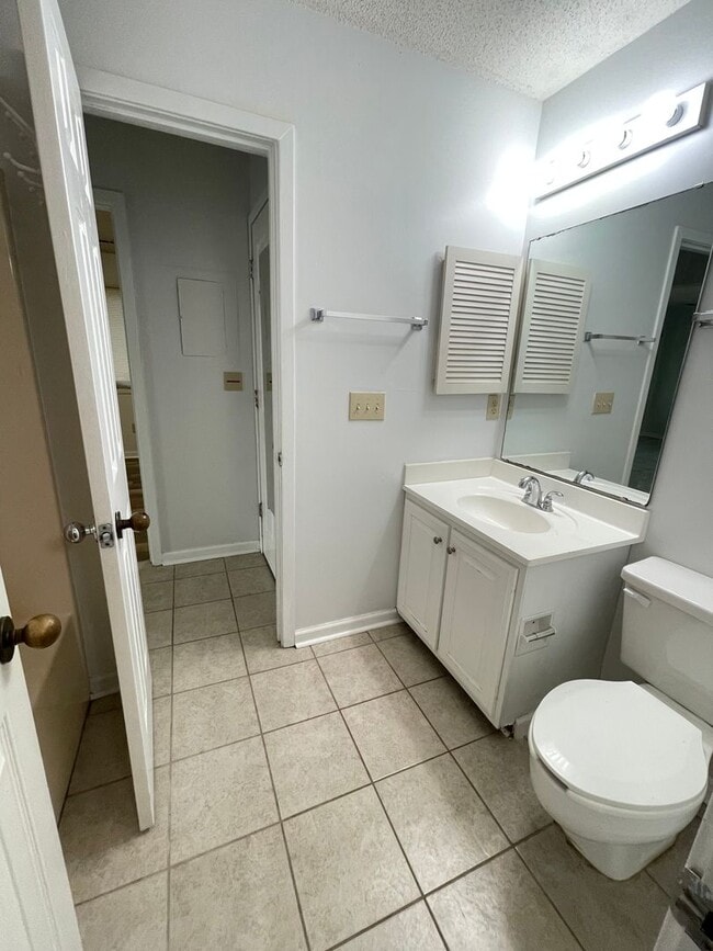Building Photo - Updated, polished 2br END UNIT in Mill Cre...