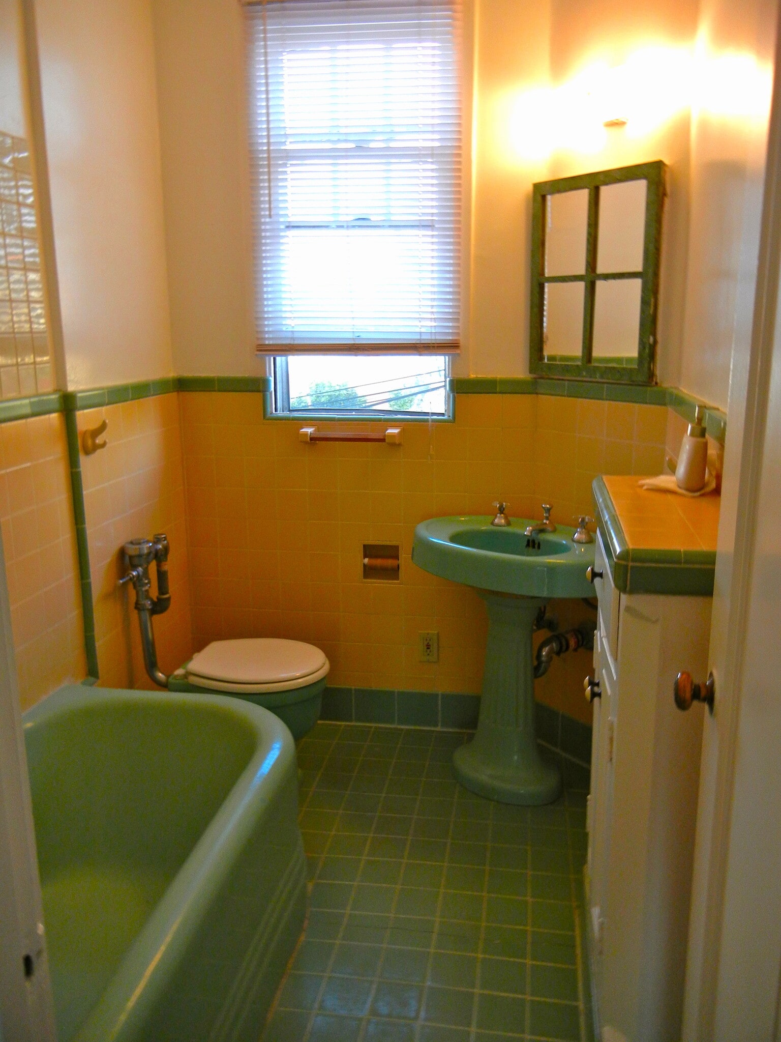 Art deco bath - 4911 Dockweiler St