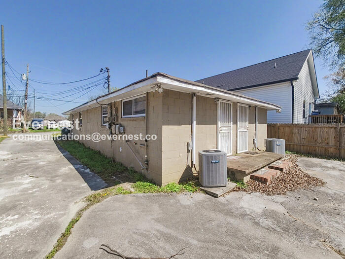 Building Photo - 1924 Blackford St