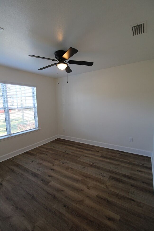 Building Photo - New 3 Bedroom Rental Available Before the New Year!