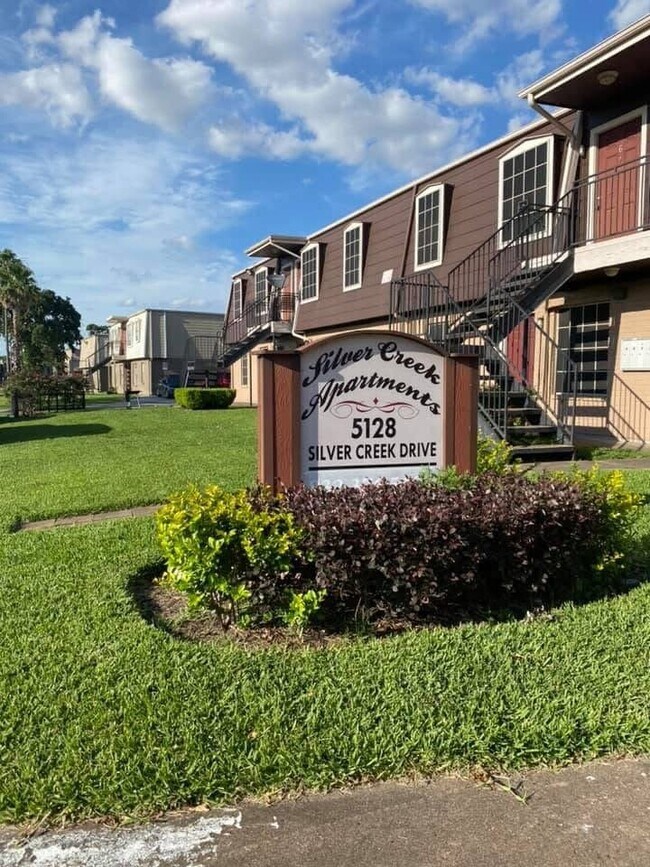 Building Photo - 5128 Silver Creek Dr