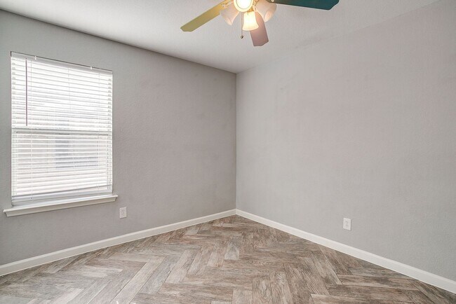 Building Photo - Amazing Rental Home- 3 Bed, 2 Bath Home in...