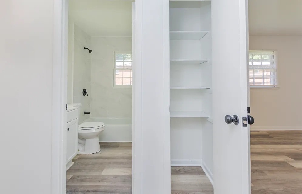 Building Photo - Room in Townhome on Greenbriar Rd