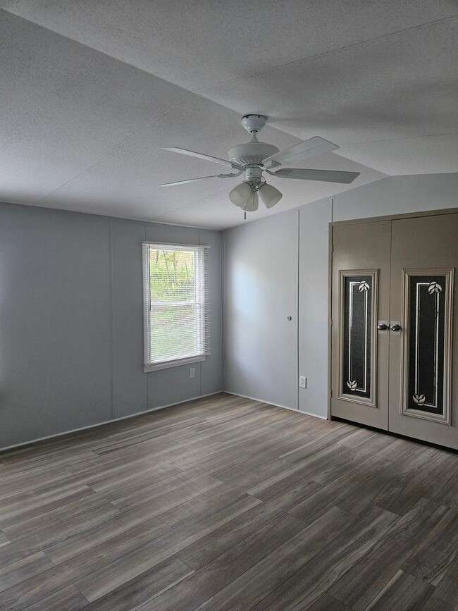 Building Photo - 935 Calvert Dr