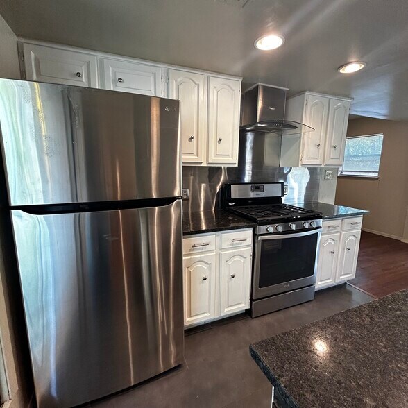 Primary Photo - 3901 Knollwood Dr