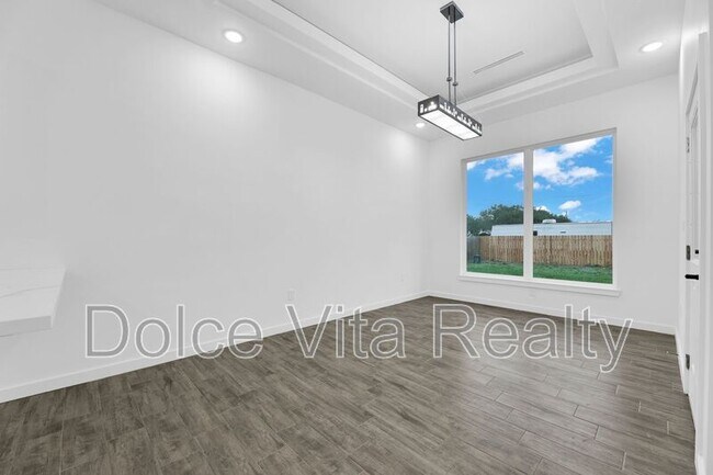 Building Photo - 1416 N Lookout Dr