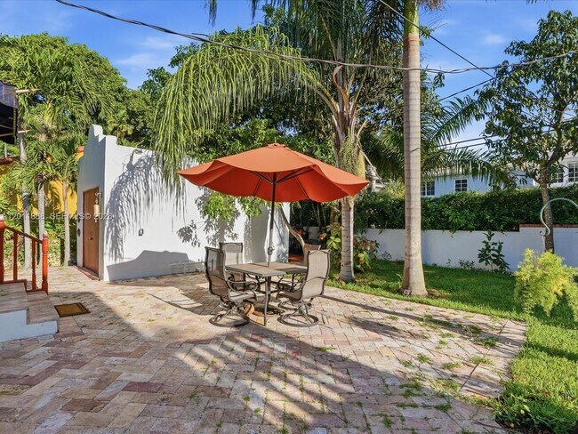Building Photo - 1137 Asturia Ave