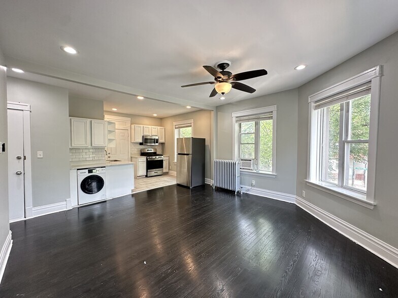 Building Photo - 4301 W Wrightwood Ave
