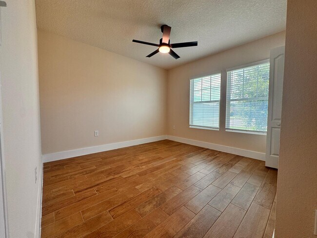 Building Photo - 2488 Beachview Dr
