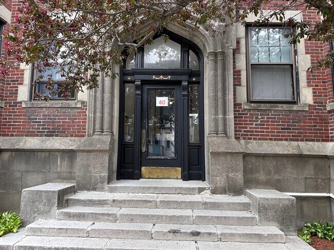 Building Photo - 40 Chester St