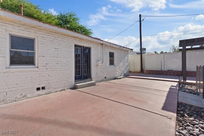 Building Photo - 1609 Chapman Dr