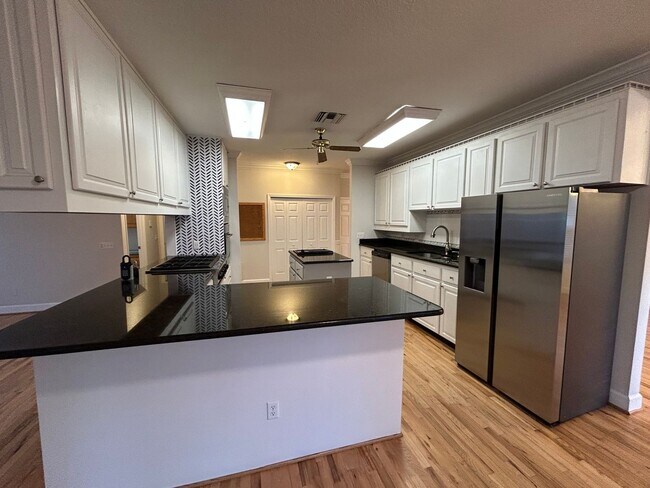 Building Photo - Spacious and Perfectly located 4/2 home in...