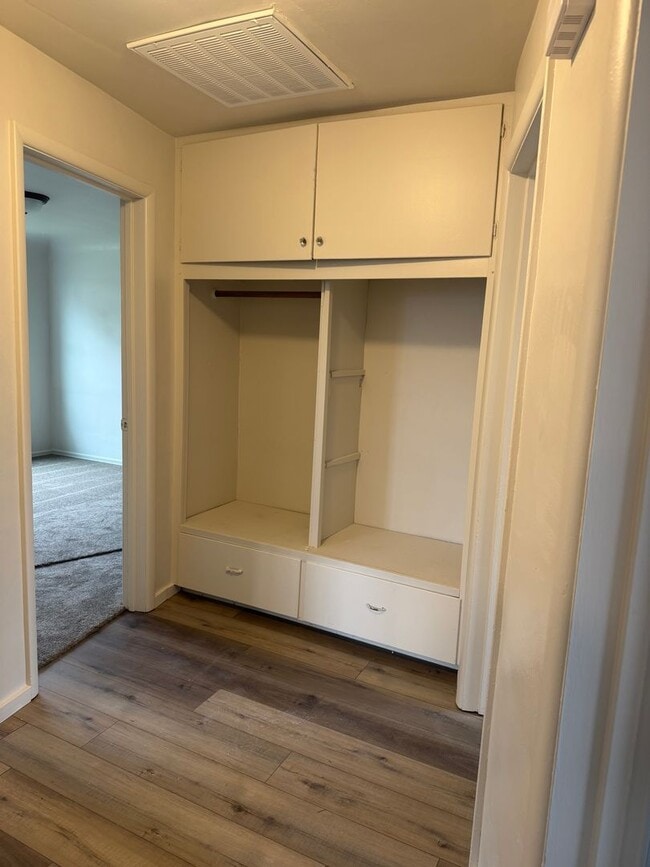 Building Photo - 260 E Sherman St