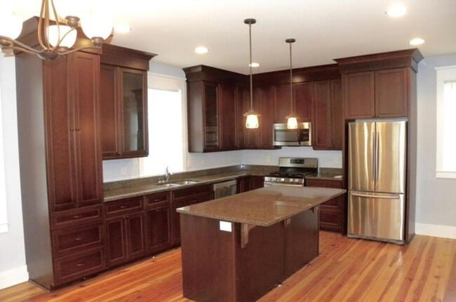 Building Photo - Charming 3-story Home in the Heart of Down...