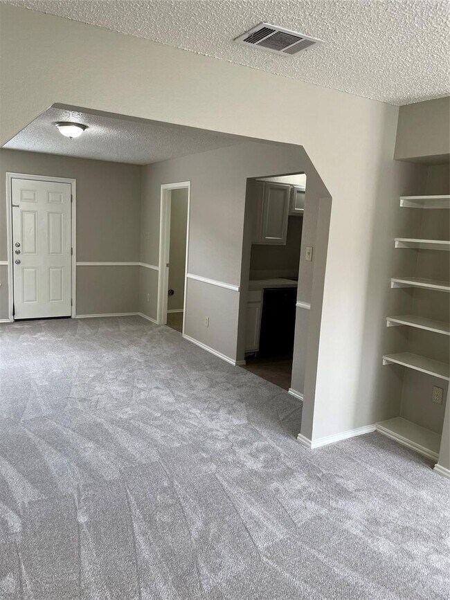 Building Photo - Trails Pl.