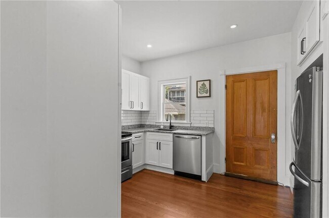 Building Photo - 15 1/2 Bayview Ave