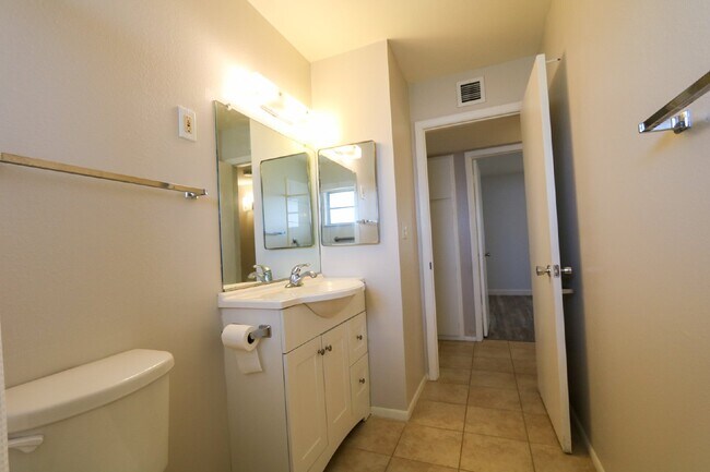 Building Photo - 1204 Harkness Way