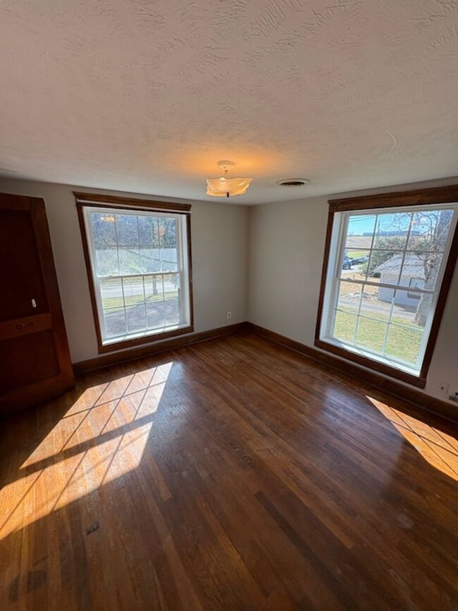 Building Photo - 420 W Old Andrew Johnson Hwy