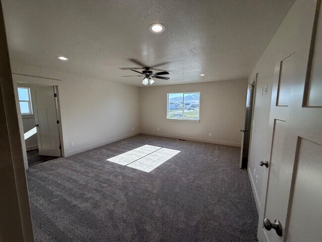 Building Photo - Eastside View Townhomes