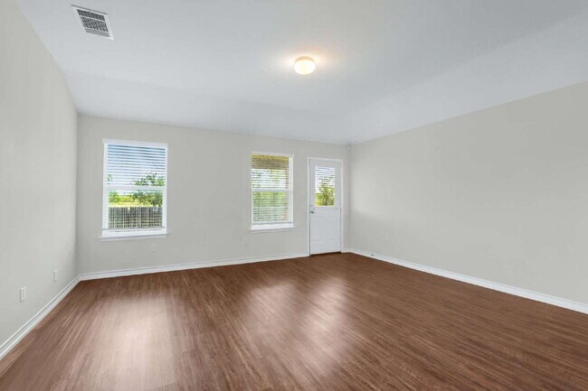 Building Photo - "Spacious 5-Bedroom Sanctuary with 2.5 Bat...