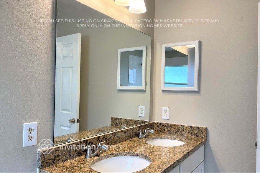 Building Photo - 713 Lady Diana Dr