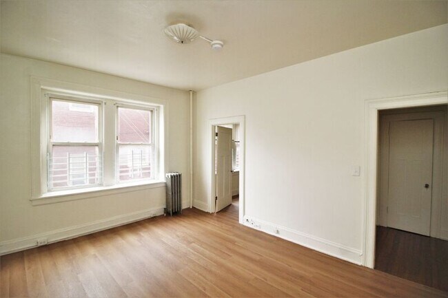 Building Photo - 6 E Read St