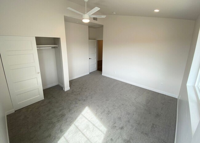 Building Photo - 100 W Hummingbird Ln
