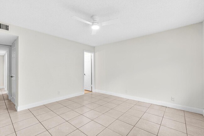 Building Photo - 2510 Riverside Dr
