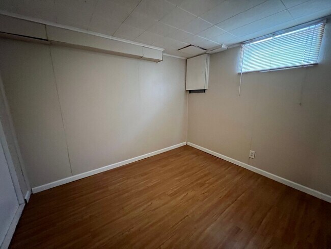 Building Photo - Adorable 2 Bedroom Home Available in Overland!