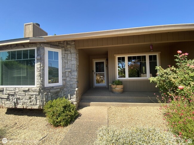 Building Photo - 3bd/2ba Single-Level Home - Close to Downt...