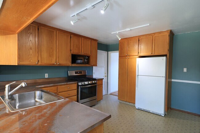 Building Photo - 1744 County Ln